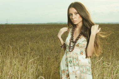 Çayırdaki genç kadın