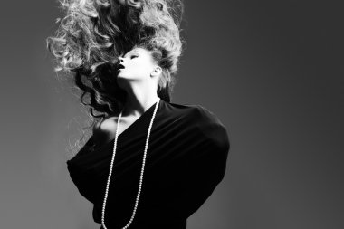 Uçan sarı saçlı güzel kız.