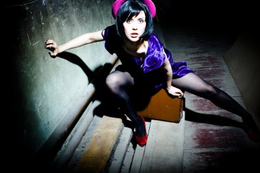 Şapkalı güzel esmer kız.