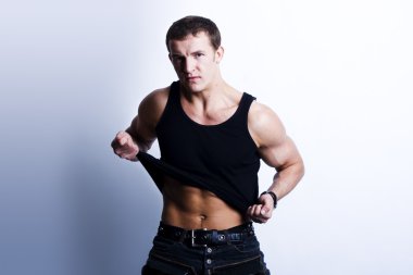 genç adam beyaz zemin üzerine poz