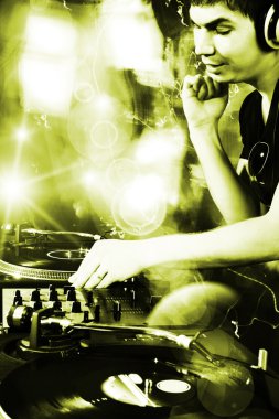 konserde çalmaya dj