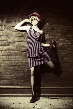 Kız şapka daimi duvarın yanında