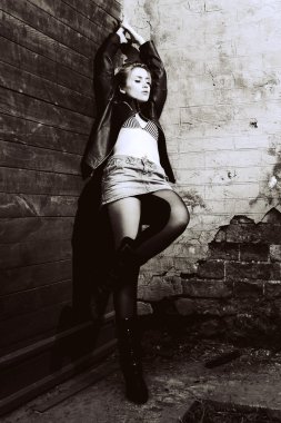 köşede kılığında bir kadın. retro tarzı fotoğraf