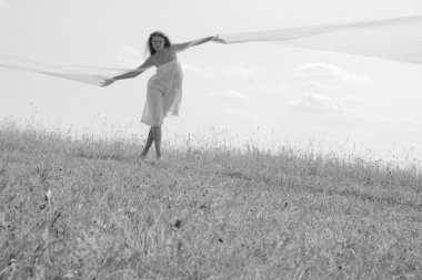 beyaz kaşkollu olan kadın