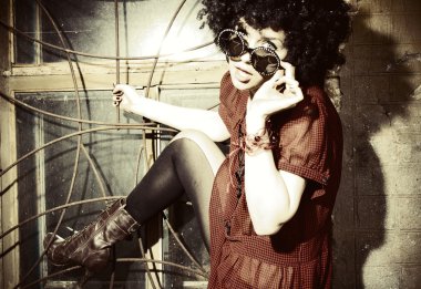 retro güneş gözlüklü genç kadın