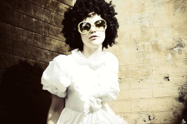 tuğla zemin üzerine güzel bir kız