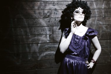 tuğla zemin üzerine kız