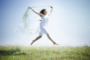 kadın beyaz bir eşarp ile atlama