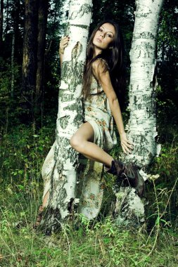 güzel kız beetwen iki ağaçlar