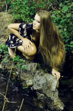 taşlar üzerinde güzel bir kız