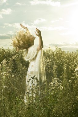 Tarladaki güzel kızın portresi.