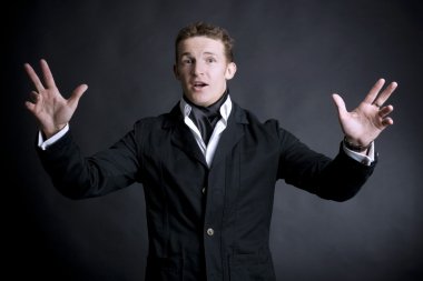 genç adam gösteri sunma