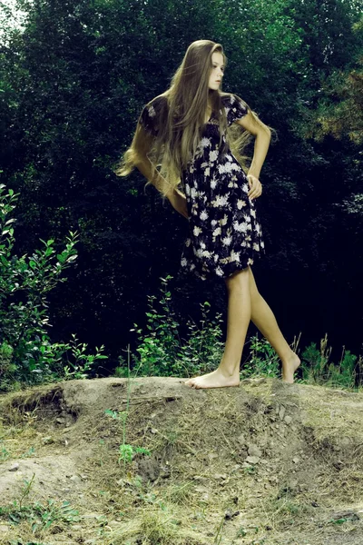 Schöne Mädchen in einem wilden Wald — Stockfoto