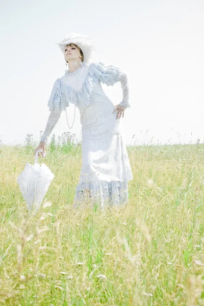 Belle femme en robe vintage — Photo