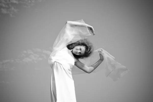 Kobieta z biały szalik — Zdjęcie stockowe