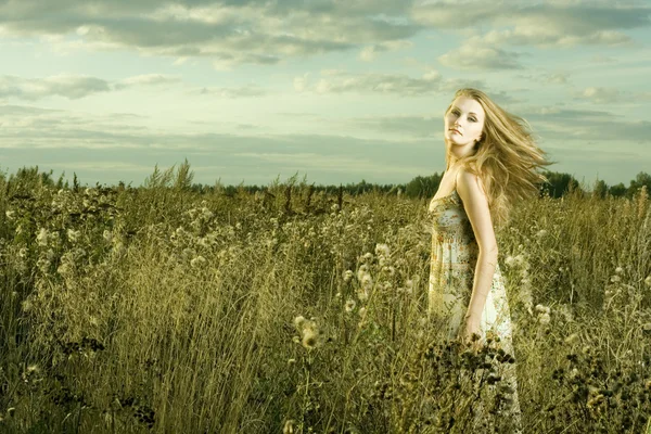 Menina no campo verde — Fotografia de Stock