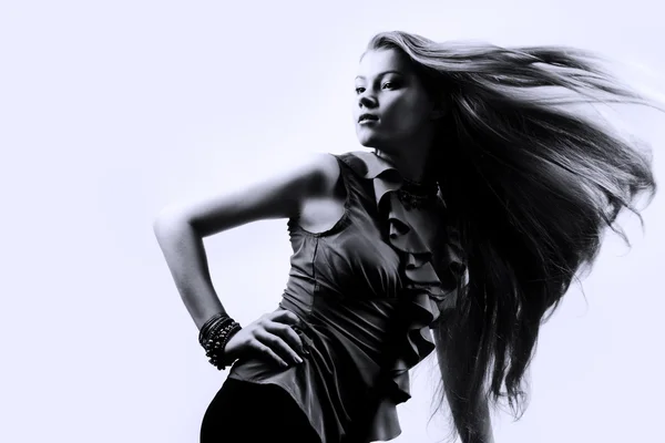 Menina bonita com cabelo louro voador — Fotografia de Stock