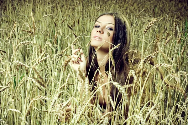 Giovane donna nel prato — Foto Stock