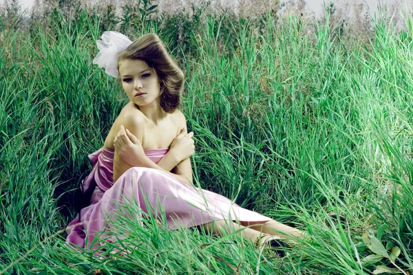 Belle fille dans l'herbe verte — Photo