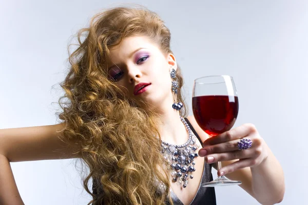 Mulher bonita com vinho tinto de vidro — Fotografia de Stock