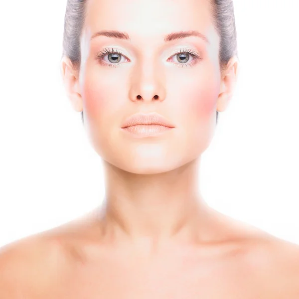 Temiz ve sağlıklı cilde sahip güzel bir kadının yakın plan yüzü. Beyazda izole edilmiş — Stok fotoğraf