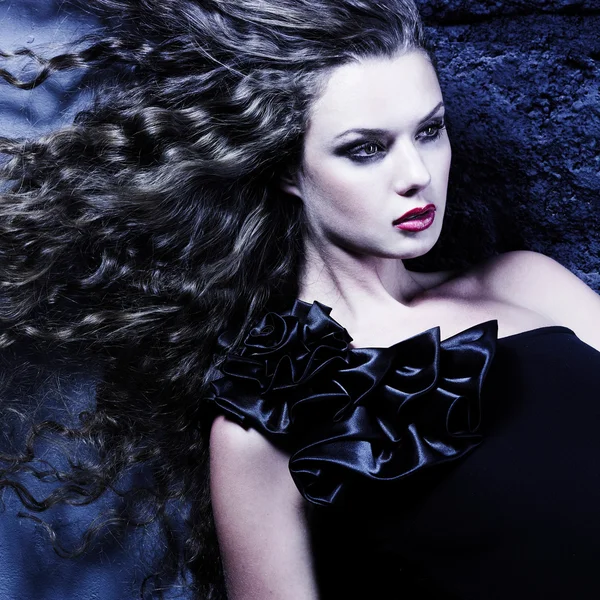 saç uçan ile güzel bir kız. akşam makyaj ve c ile kız