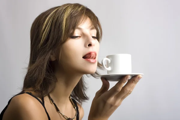 Jonge vrouw die koffie drinkt — Stockfoto