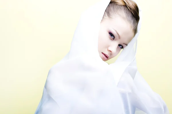 Mooi meisje gehuld in witte hoofddoek — Stockfoto