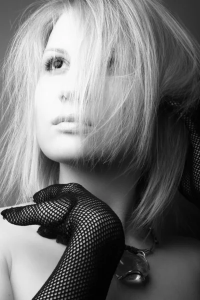 Blond modell poserar — Stockfoto