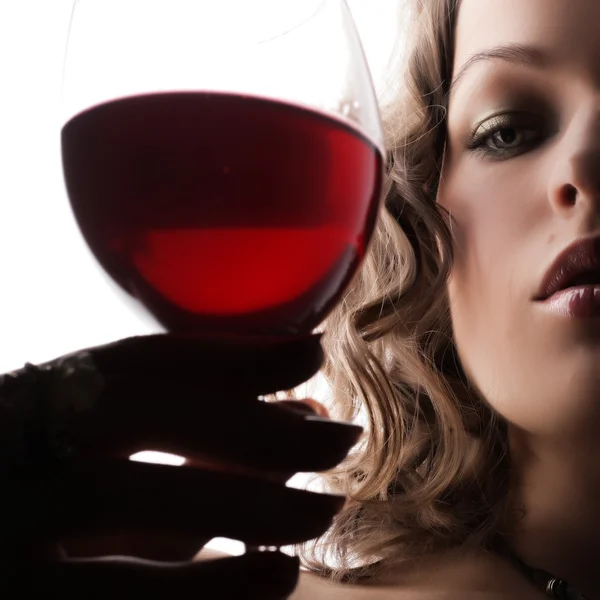 Donna con bicchiere di vino rosso — Foto Stock