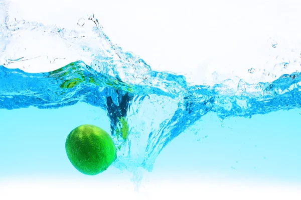 Lime under water splashing — Stock Photo, Image