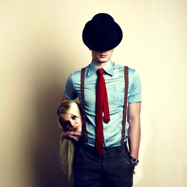 genç, çekici bir çift. yakışıklı ve seksi kadın