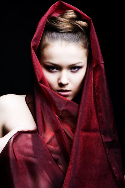 Menina bonita envolto em lenço vermelho — Fotografia de Stock