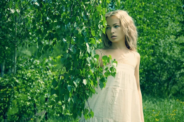 Bella ragazza sotto l'albero verde — Foto Stock