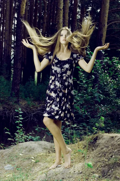 Vacker flicka i en vild skog — Stockfoto
