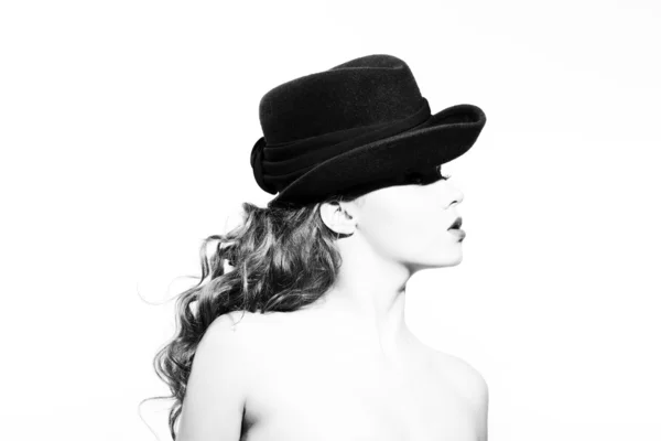 Belle jeune modèle en chapeau — Photo