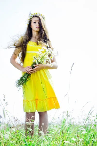 Beautiful girl in green field — Stock Photo, Image