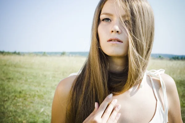 Menina bonita com cabelo luxuoso — Fotografia de Stock