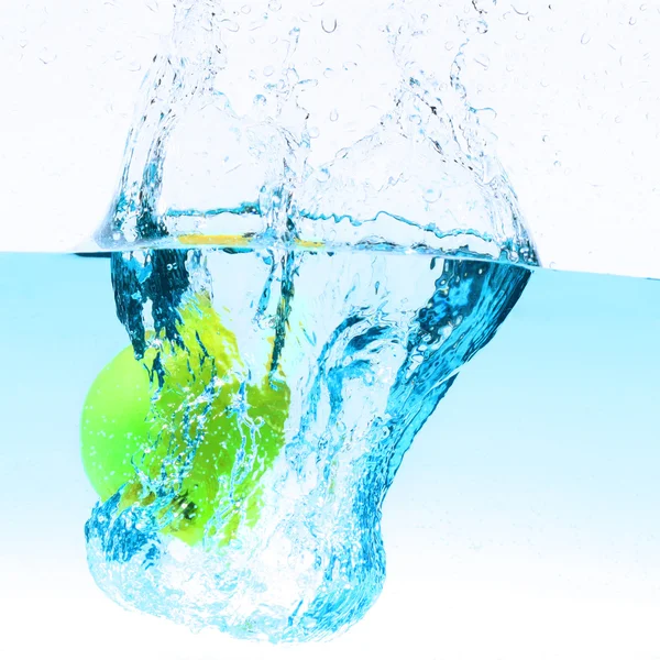 Green apple under water splashing — Stock Photo, Image