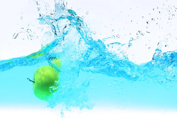 Green apple under water splashing — Stock Photo, Image