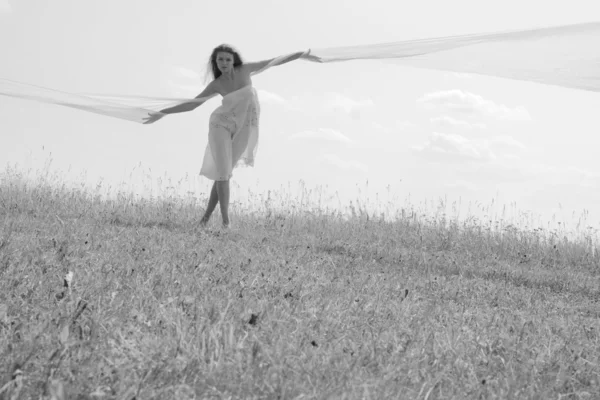 Kvinna med en vit halsduk — Stockfoto