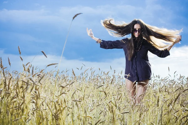 Young woman in the meadow — Stock Photo, Image