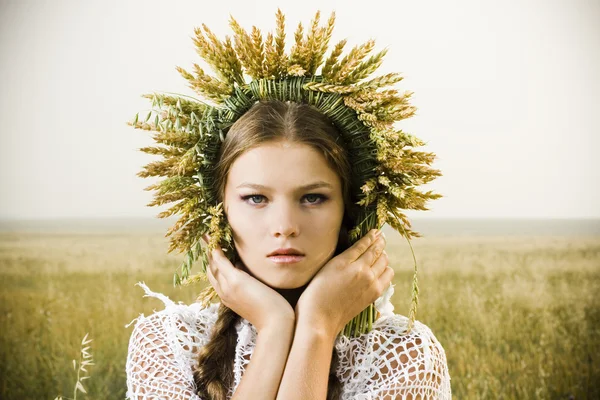 Jeune femme dans la prairie — Photo