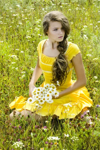 Красива дівчина в зеленому полі — стокове фото