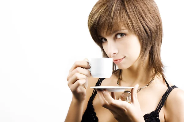 Jonge vrouw die koffie drinkt — Stockfoto
