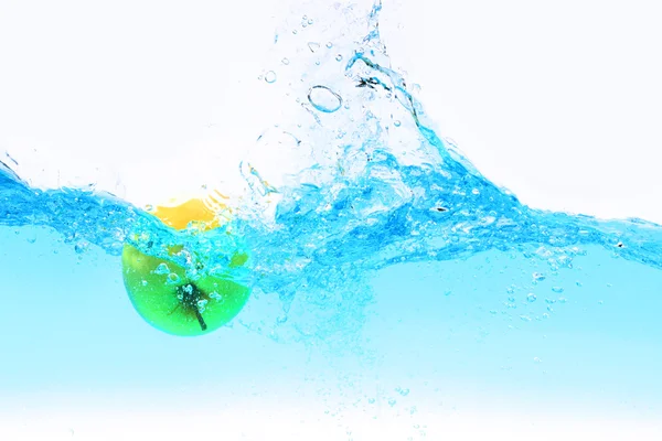 Green apple under water splashing — Stock Photo, Image