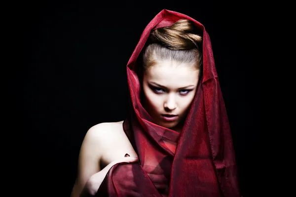 Menina bonita envolto em lenço vermelho — Fotografia de Stock