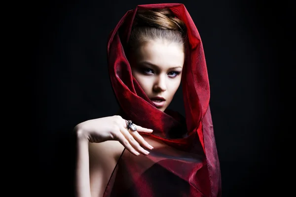 Belle fille enveloppée dans un foulard rouge — Photo