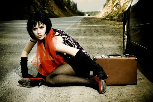 Attractive girl with the suitcase near the car — Stock Photo, Image