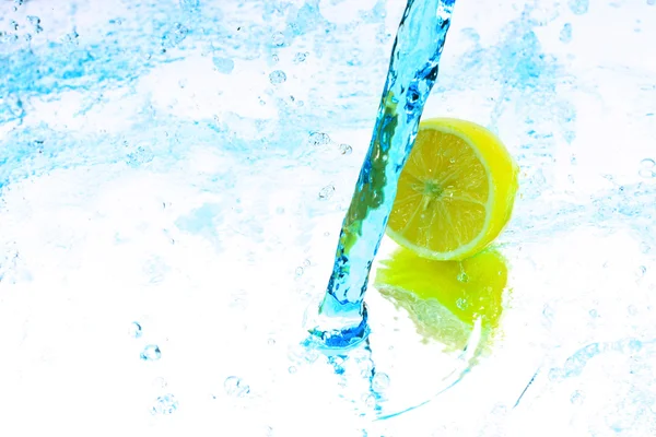 Lemon under water splashing — Stock Photo, Image